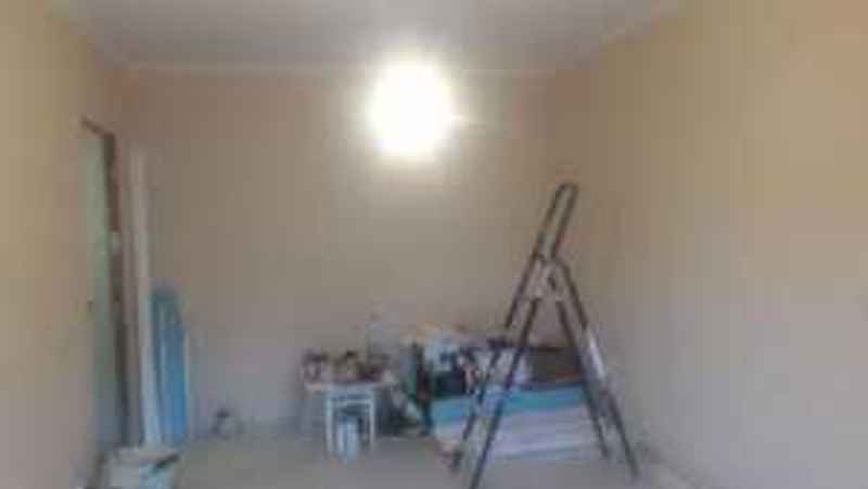 Поклейка обоев уклатка ламината.  - фото 2